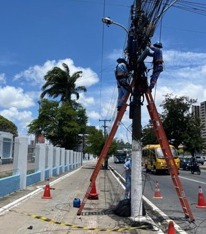 Avenida Fernandes Lima recebe ação emergencial da Ilumina após incêndio em poste