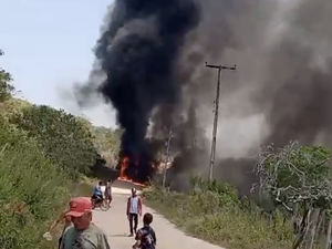 [Vídeo] Ônibus escolar de Cacimbinhas sofre pane e pega fogo enquanto transportava crianças