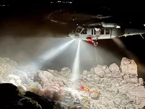 Homem fica 7 horas com a perna presa sob rocha de 4,5 toneladas nos EUA