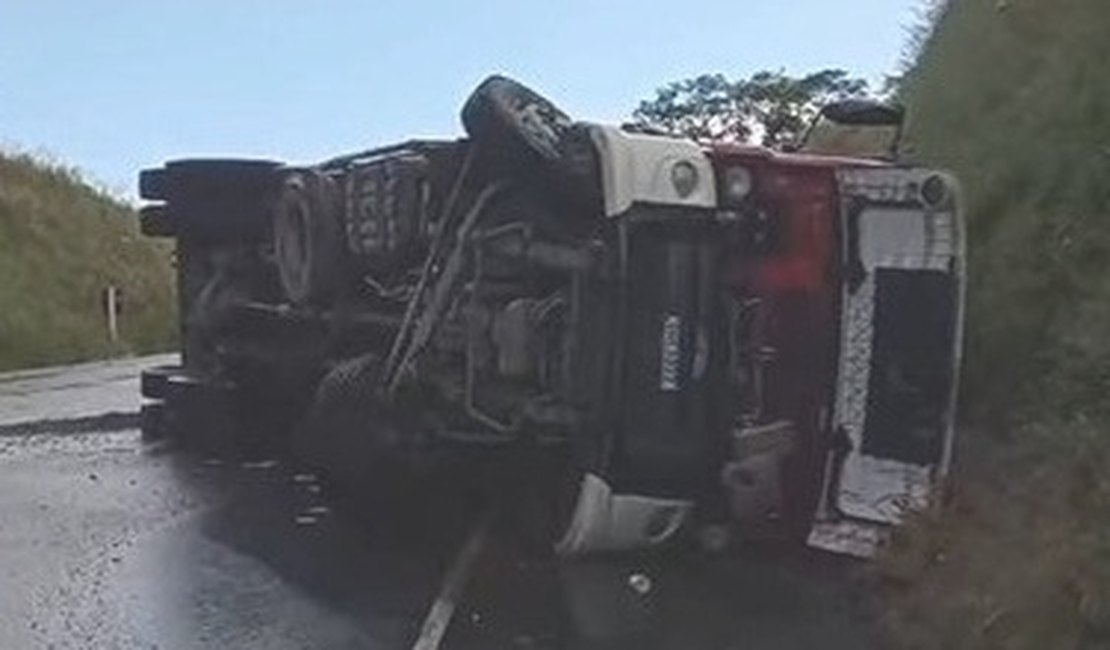Caminhão tomba e deixa condutor ferido na BR-416, em Colônia Leopoldina