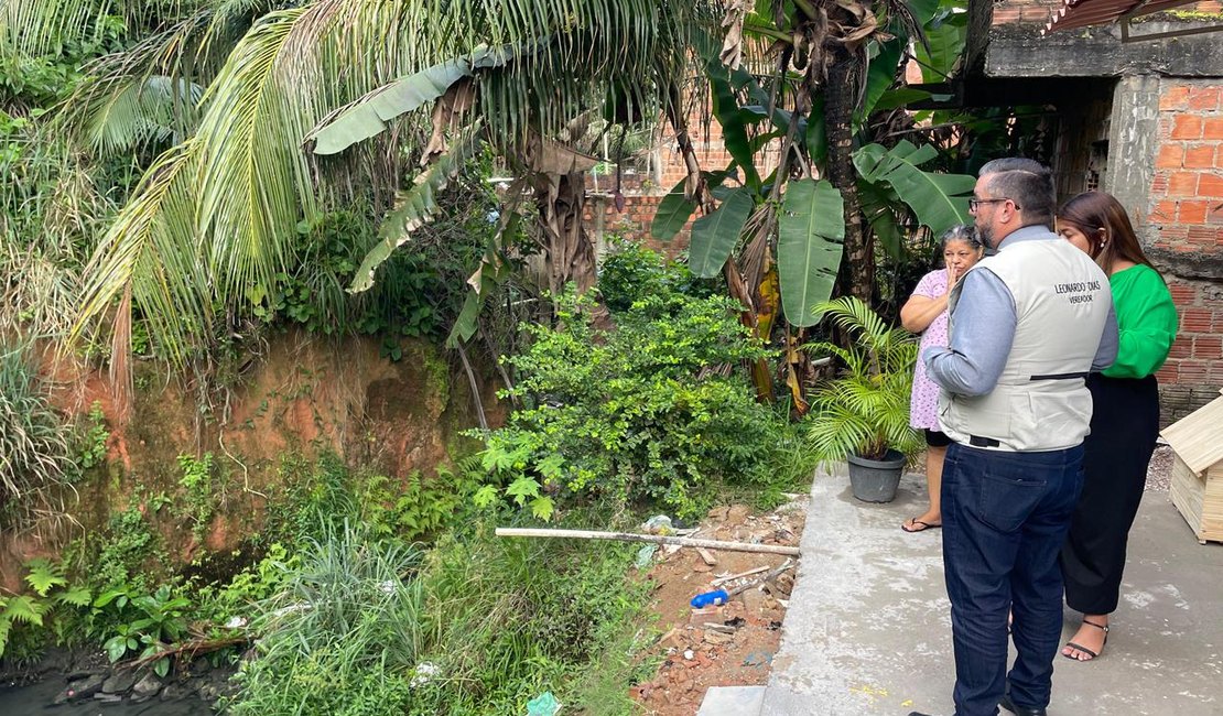 Leonardo Dias ouve moradores e aciona órgãos para solução de problemas estruturais no Santo Amaro