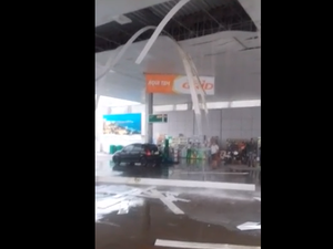 [Vídeo] Forro de posto de combustíveis no Forene desaba parcialmente