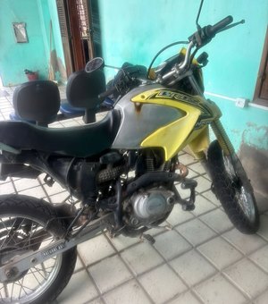 Motociclista é preso por direção perigosa e irregularidades no bairro Fernão Velho