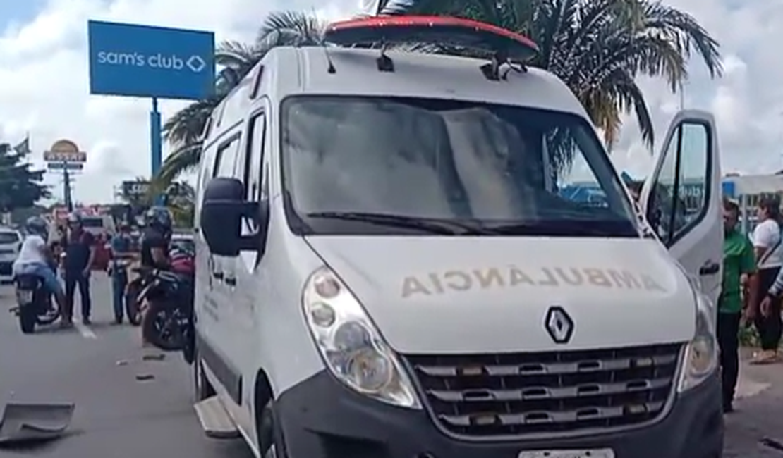 Ônibus e ambulância colidem e deixam gestante ferida na Avenida Fernandes Lima