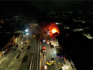Incêndio destrói loja de motopeças e deixa bombeiros feridos no Centro de Maceió