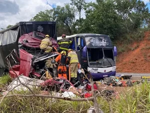 [Vídeo] Ônibus de Alagoas com destino ao Paraná colide com carreta em MG de deixa mais de 50 feridos