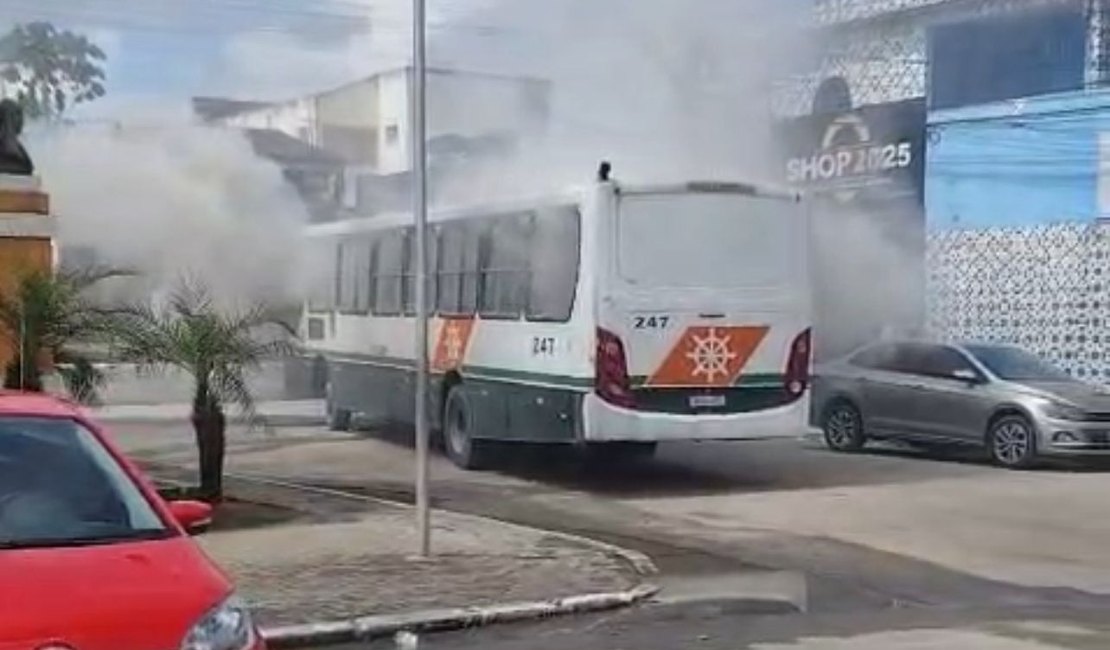 Ônibus da Veleiro pega fogo e revolta população de Rio Largo