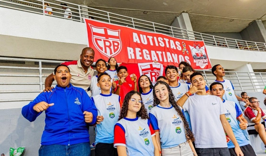 Estudantes acompanham partida no Rei Pelé entre CRB e Ponte Preta