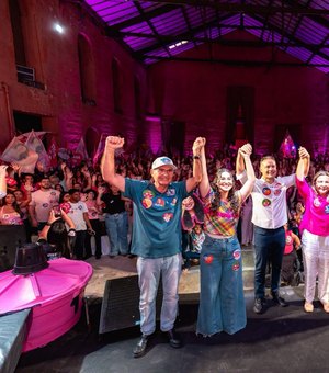 Teca Nelma reúne multidão em Jaraguá rumo à Assembleia