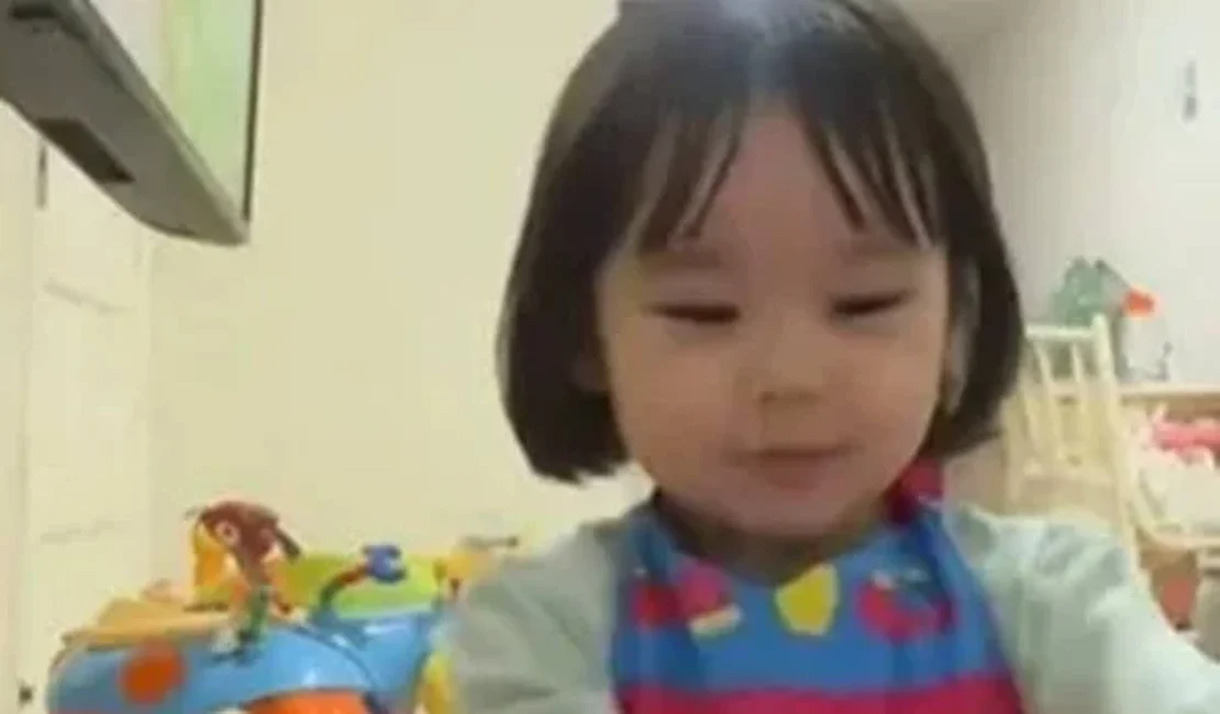 Menina viraliza em vídeo com slime: “Que mole! Parece os peitos da minha mãe”