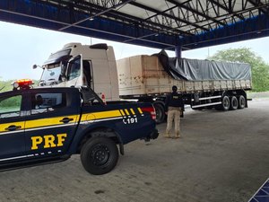 PRF flagra motorista transportando madeira ilegal em Canapi ; carga foi apreendida