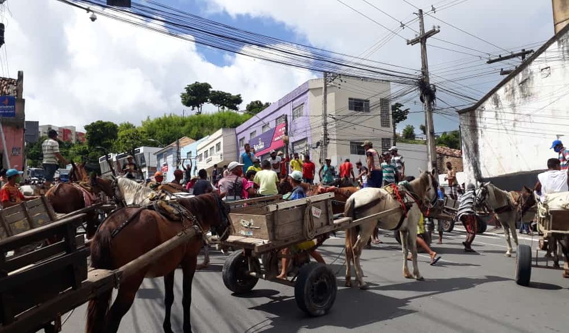 Carroceiros bloqueiam cruzamento do Centro de Maceió durante protesto