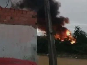Moradores do Planalto II denunciam queima frequente de pneus em terreno baldio de Arapiraca