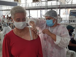 'Para mim hoje está sendo metade de um alívio', diz Idosa ao receber primeira dose