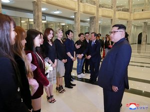 Kim Jong-un diz ter ficado comovido com show de artistas sul-coreanos