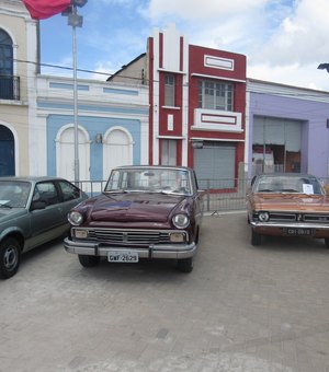 Proprietários de veículos clássicos e antigos participam de encontro em Penedo