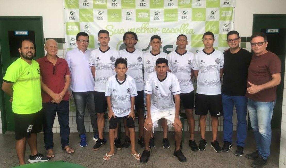 Diretoria do ASA firma parceria com escola particular e jogadores  do sub-17 ganham bolsa de estudo