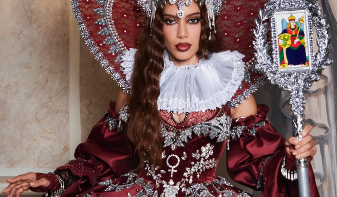 Anitta estreia Ensaios na Europa com look inspirado no tarô