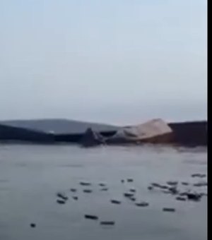 Caixas com iPhones e perfumes são encontradas à deriva após naufrágio de navio no Estreito de Ormuz