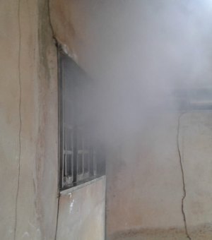 Princípio de incêndio atinge residência abandonada no Jacintinho, em Maceió