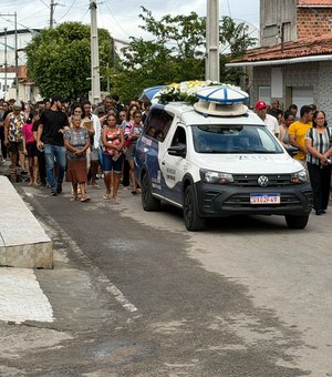 Comoção marca despedida de pai e filho sepultados em Delmiro Gouveia