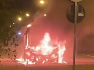 Ônibus da linha Vergel Guaxuma pega fogo no bairro Cruz das Almas