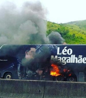 [Vídeo] Ônibus do cantor Léo Magalhães pega fogo em rodovia