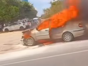 [Vídeo] Gestante é socorrida após carro pega fogo na Durval de Góes Monteiro, em Maceió