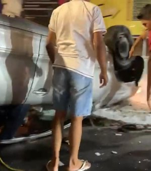 Carro capota na Avenida Durval de Góes Monteiro, em Maceió