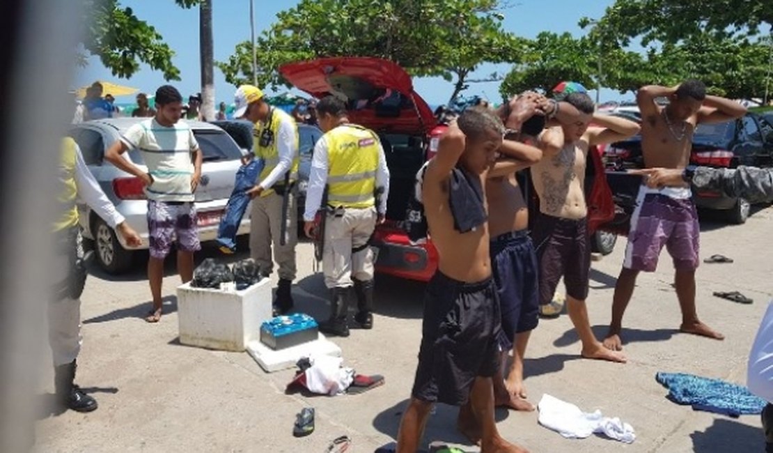 Suspeitos de tráfico de drogas são surpreendidos por polícia na orla de Maceió