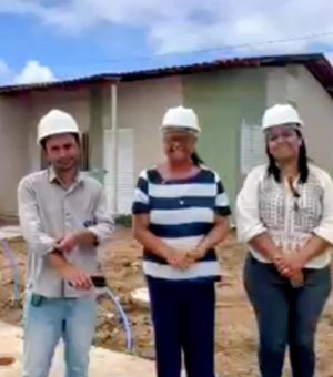 Tia Júlia vistoria obras de 400 casas em Palmeira dos Índios e anuncia entrega