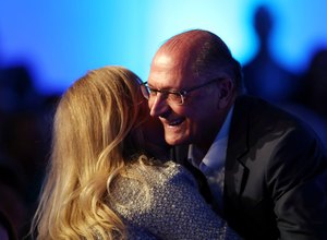 Angélica ironiza na web após ser confundida com Eliana por Alckmin
