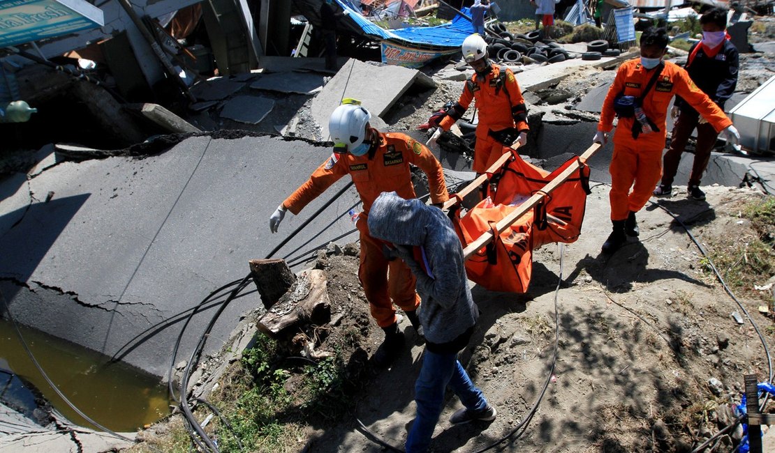 Indonésia enterra mortos em valas comuns e pede ajuda internacional
