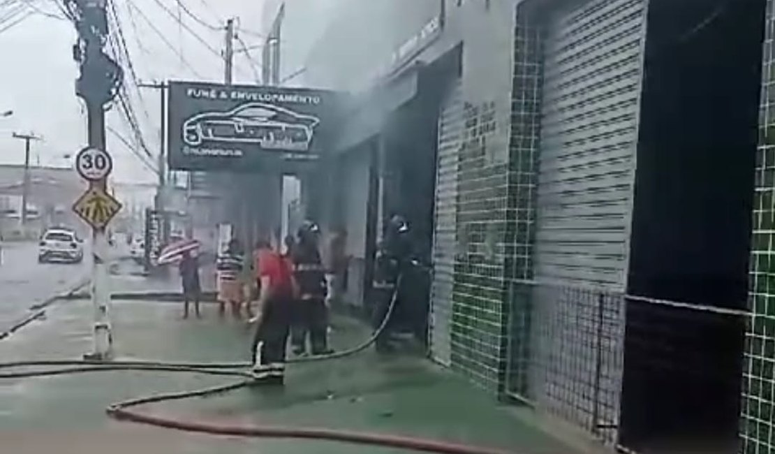 Bombeiros são acionados para um incêndio em um estabelecimento comercial