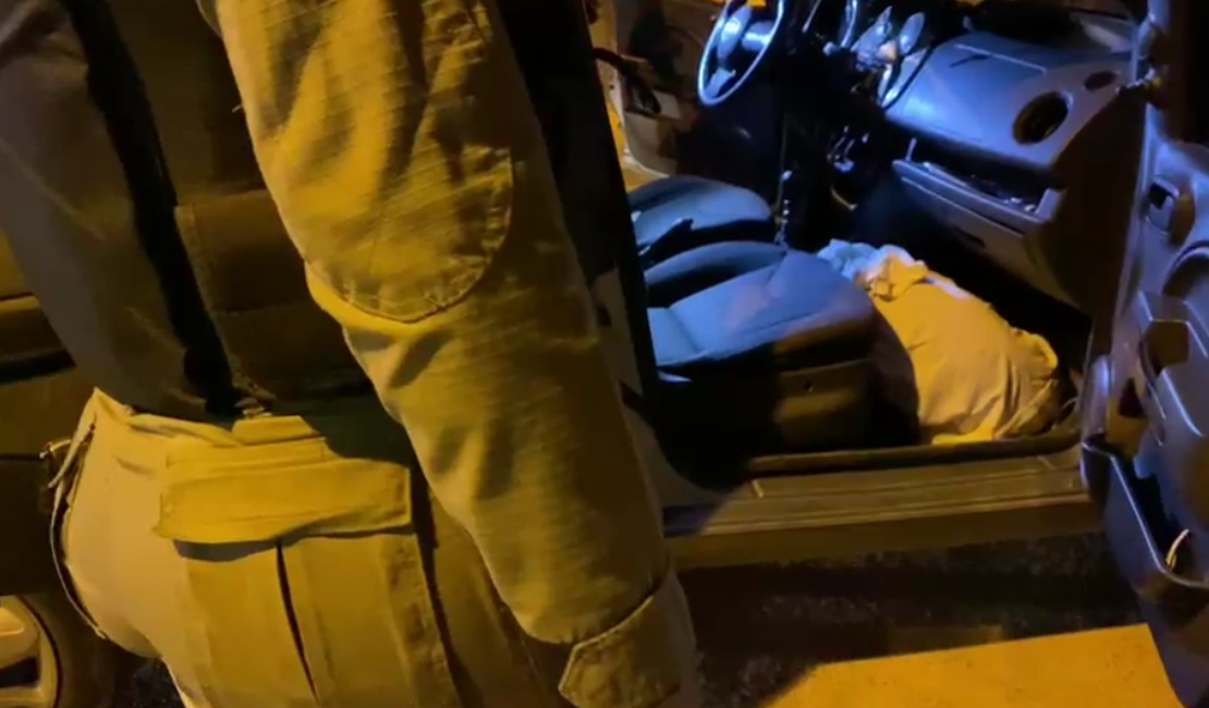[Vídeo] Para escapar de blitz, motorista esconde criança no piso do carro