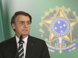 Jair Bolsonaro cria 13º salário para o Bolsa Família