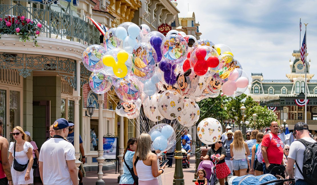 Brasileira é presa após jogar café em idosa em parque da Disney