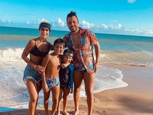 Goleiro Diego Alves curte folga em São Miguel dos Milagres