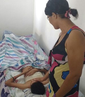 [Vídeo] Mãe com filho tetraplégico e sete filhos para criar pede ajuda 