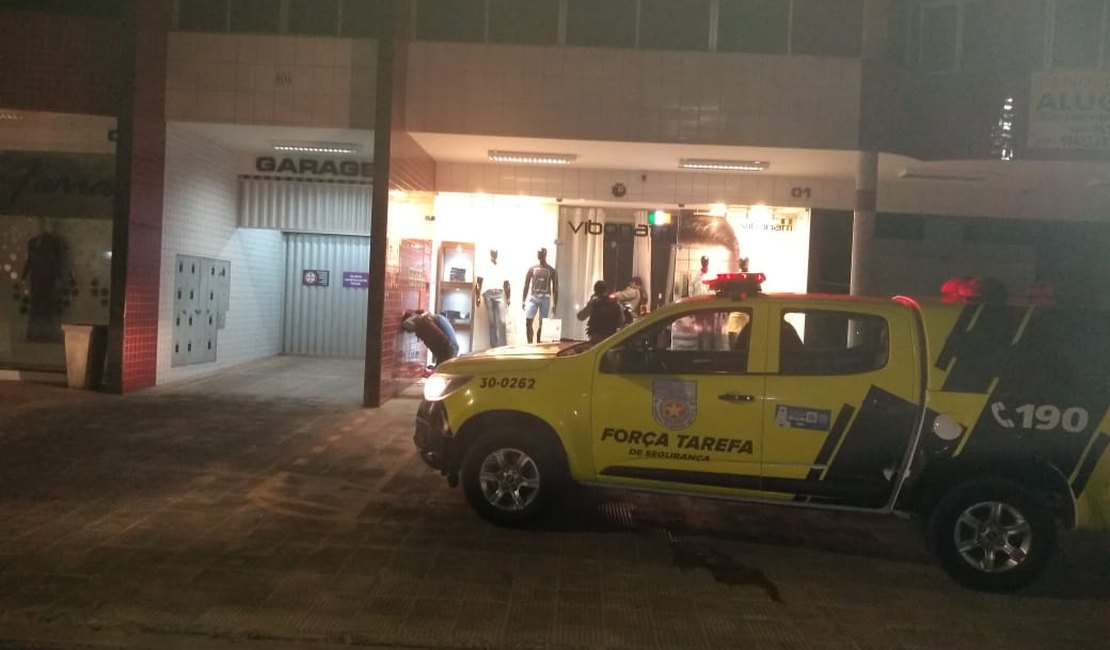 [Vídeo] Ladrões são presos em flagrante no interior de loja em Arapiraca