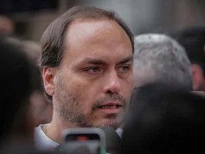 Moraes nega visita de Carlos Bolsonaro ao pai no dia do aniversário