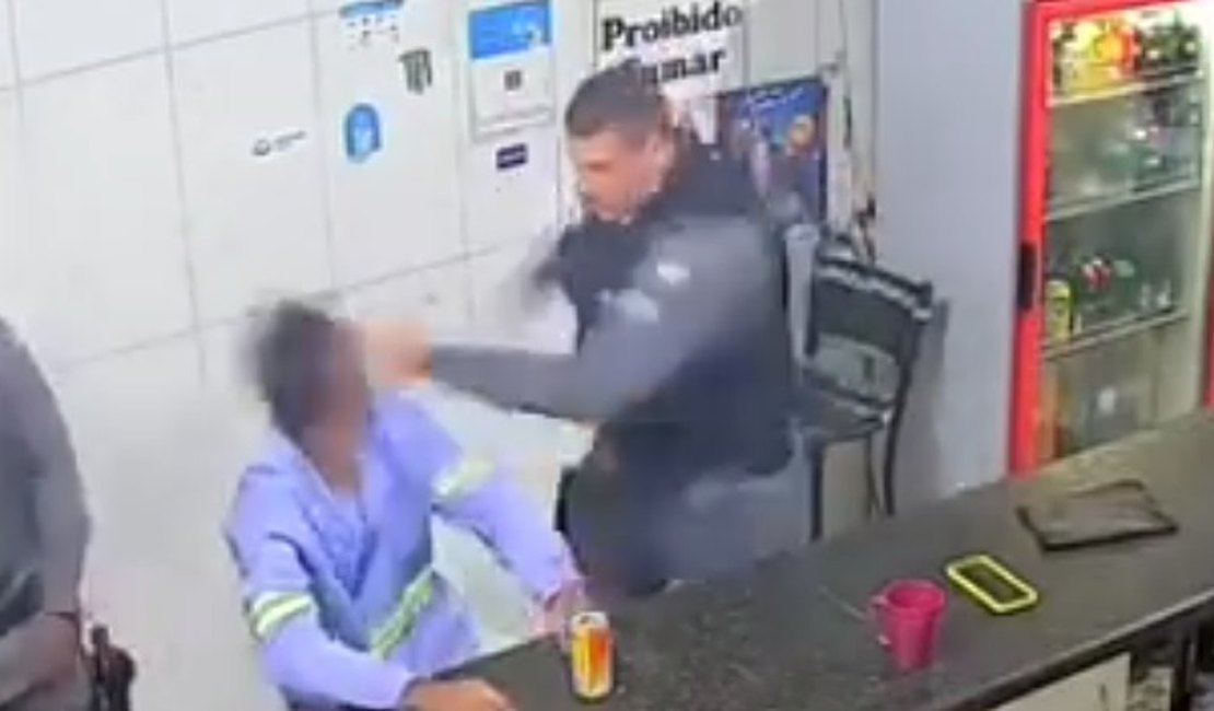 Policial invade bar e agride homem que teria batido na mãe: 'É isso que merece'