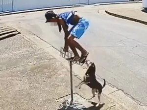 Adolescente sobe em lixeira para fugir de cachorro