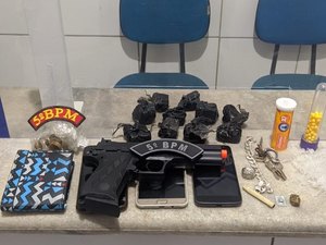 Homem é preso com drogas e arma dentro de casa no conjunto Paulo Bandeira em Maceió