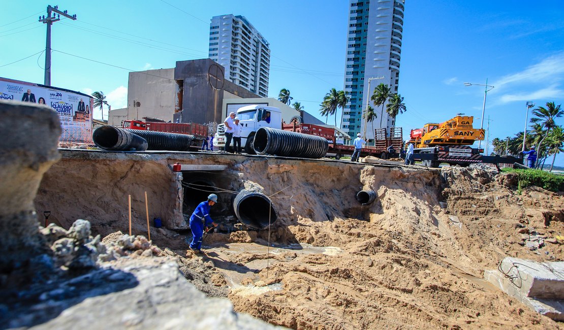 Rui Palmeira vistoria obras de recuperação na orla de Cruz das Almas