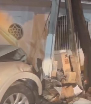 ﻿Com sinais de embriaguez, idoso perde controle de carro e derruba muro de casa na ﻿Gruta de Lourdes
