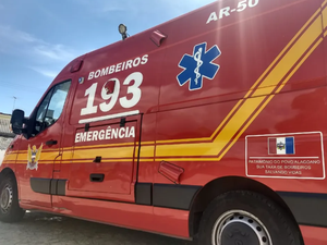 Motociclista fica gravemente ferido após colisão com poste na Rota do Mar, em Maceió