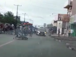 [Vídeo] Ao realizar conversão, motorista  provoca colisão em Arapiraca