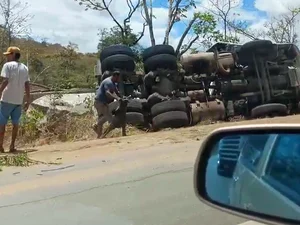 [Vídeo] Caminhão carregado de cimento tomba na BR-101, em Teotônio Vilela