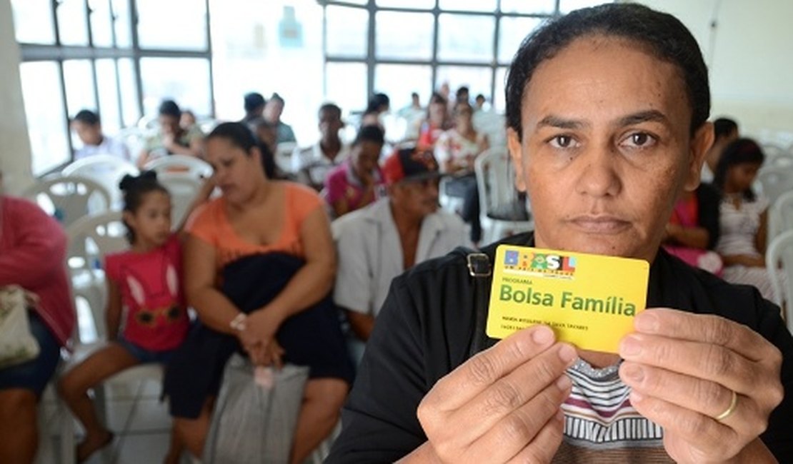 Sem previsão para aumento, Bolsa Família corta 543 mil benefícios em apenas um mês